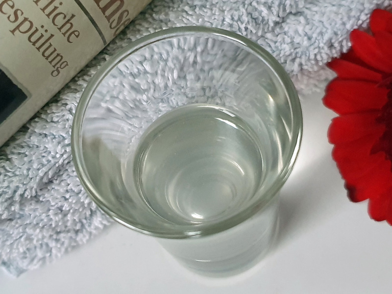 Die Rinse ist bereits fertig gemischt und duftet nach frischen Limetten. Bitte einfach wie eine konventionelle Pflegespülung anwenden. Die perfekte Ergänzung zu unserer Lavaerde. In Kombination erzielen Sie den optimalen Pflegeeffekt. Wichtig: Wir verzichten auf jegliche chemischen Zusatzstoffe, damit auch auf Konservierungsmittel. Daher sollte unsere Rinse nach dem Öffnen kühl gelagert und nicht länger als vier Wochen aufbewahrt werden. Die natürliche Pflegespülung - ohne Silikone, Tenside, Parabene. Keine chemischen Zusätze - 250ml Fertigmischung aus Bio-Zitronen- und Limettensaft und ätherischen Ölen. - mit frischem Zitrusduft - bereit zur sofortigen Anwendung Schließt die Poren Ihrer Haare nach der Wäsche.