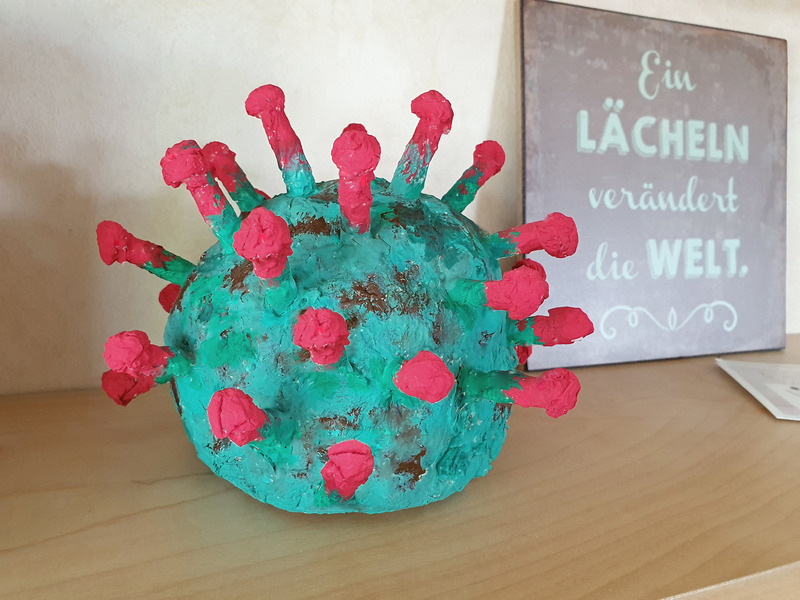 DIY Coronavirus Skulptur aus Pappmaché mit Mehlkleber