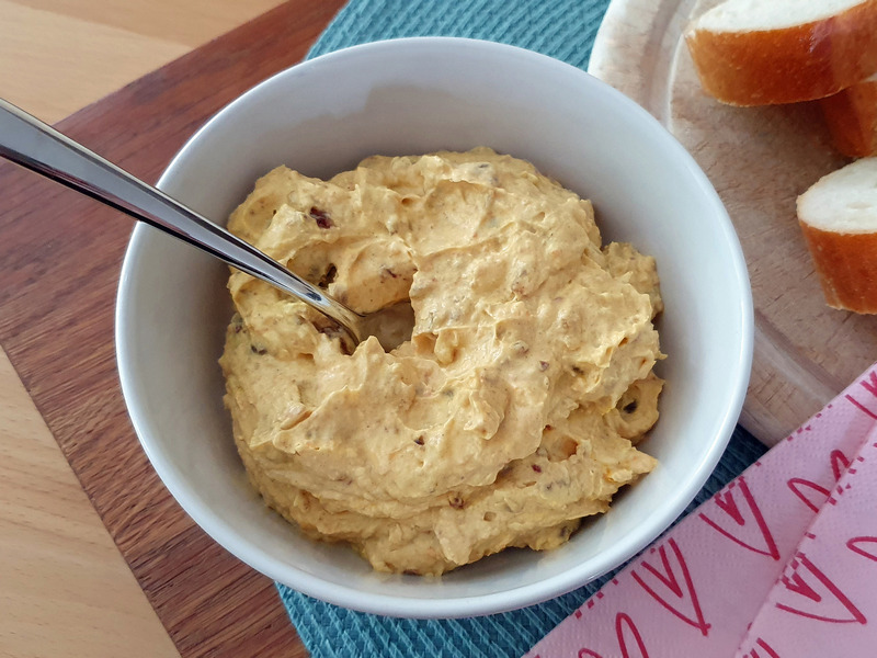 Fruchtig-pikanter Dip mit Datteln und Frischkäse - Colorful Things