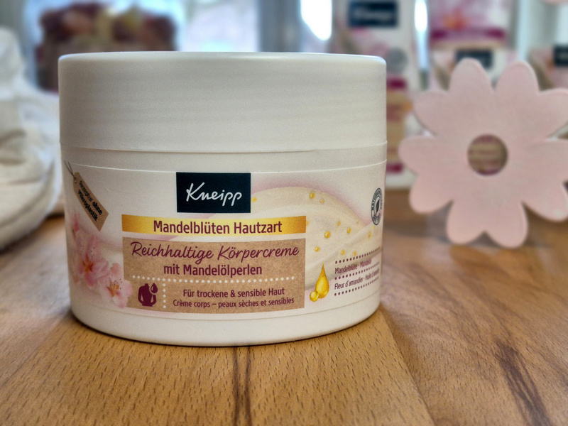 Kneipp Mandelblüten Hautzart reichhaltige Körpercreme mit Mandelölperlen