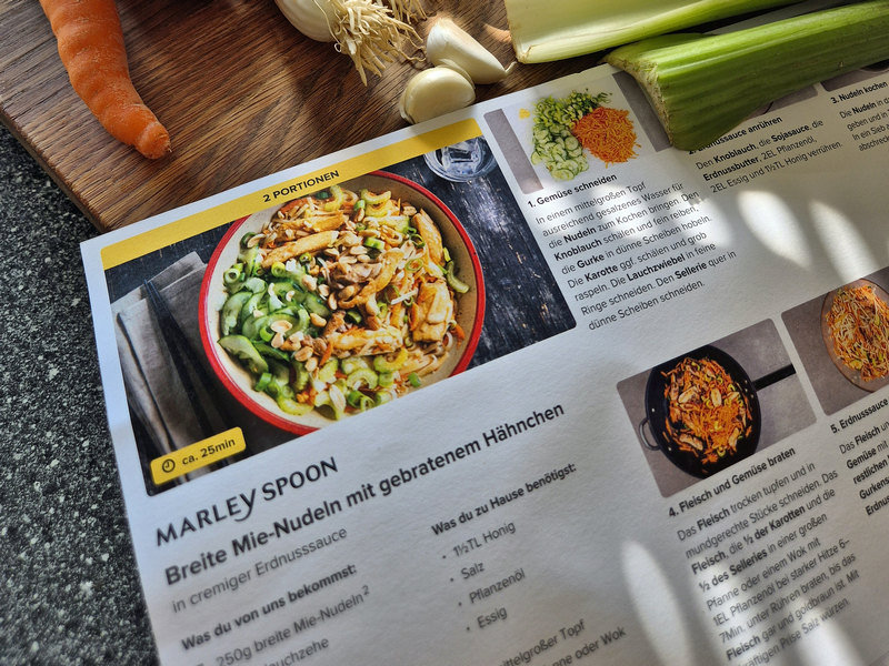 Breite Mie-Nudeln mit gebratenem Hähnchen in cremiger Erdnusssauce