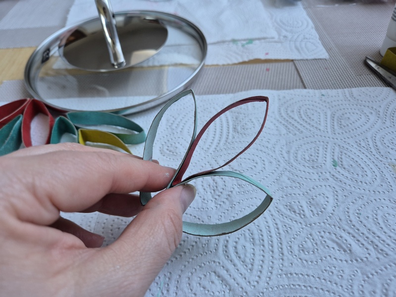 Frühling Ostern Bastelprojekt Toilettenpapierrolle Kranz