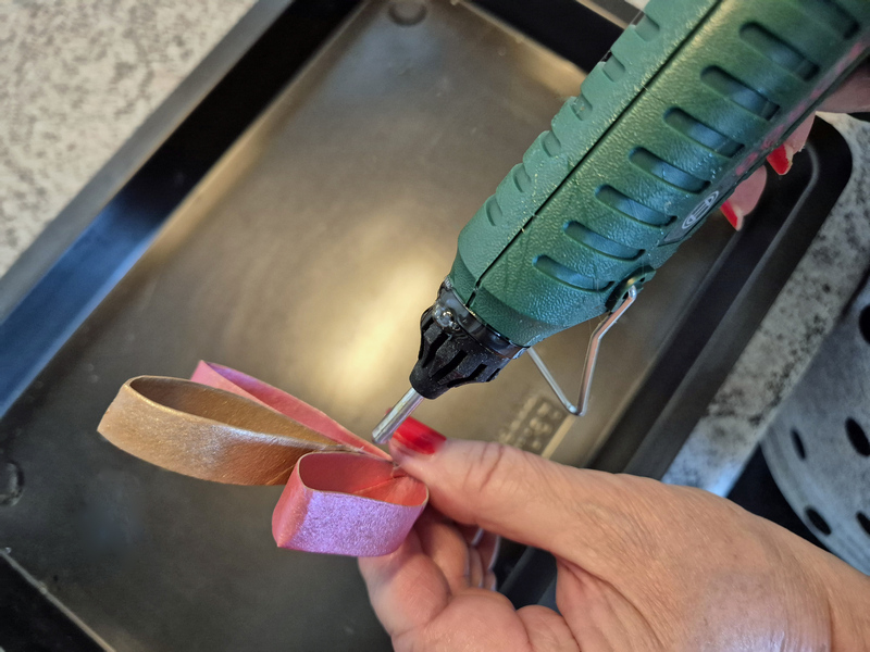 Frühling Ostern Bastelprojekt Toilettenpapierrolle Kranz