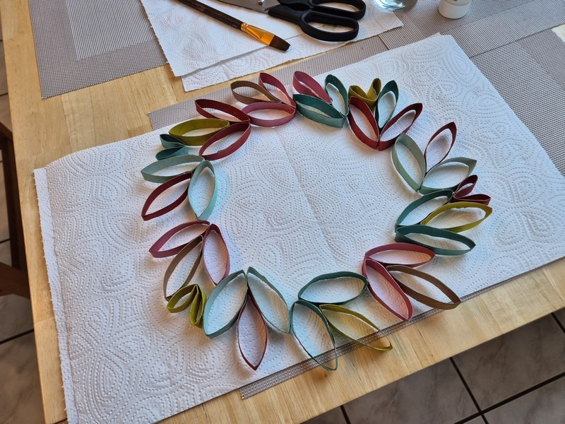 Frühling Ostern Bastelprojekt Toilettenpapierrolle Kranz