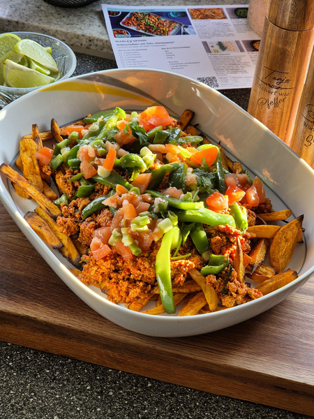 Marley Spoon Süßkartoffeln mit Tofu Hacksauce und süßer Tomatensalsa